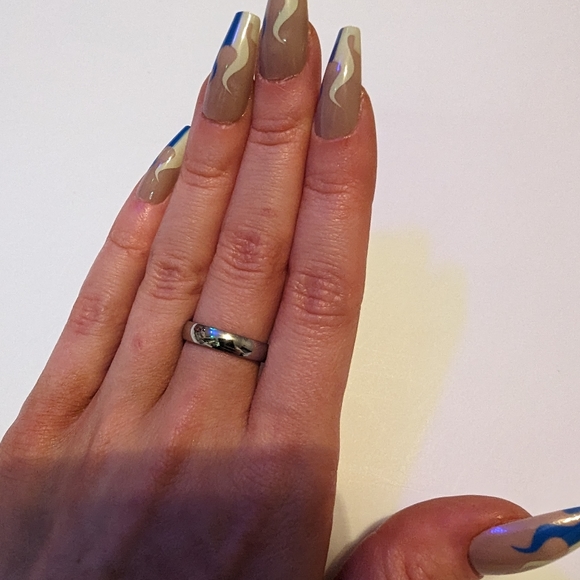 Silvery ring/band - Picture 5 of 9